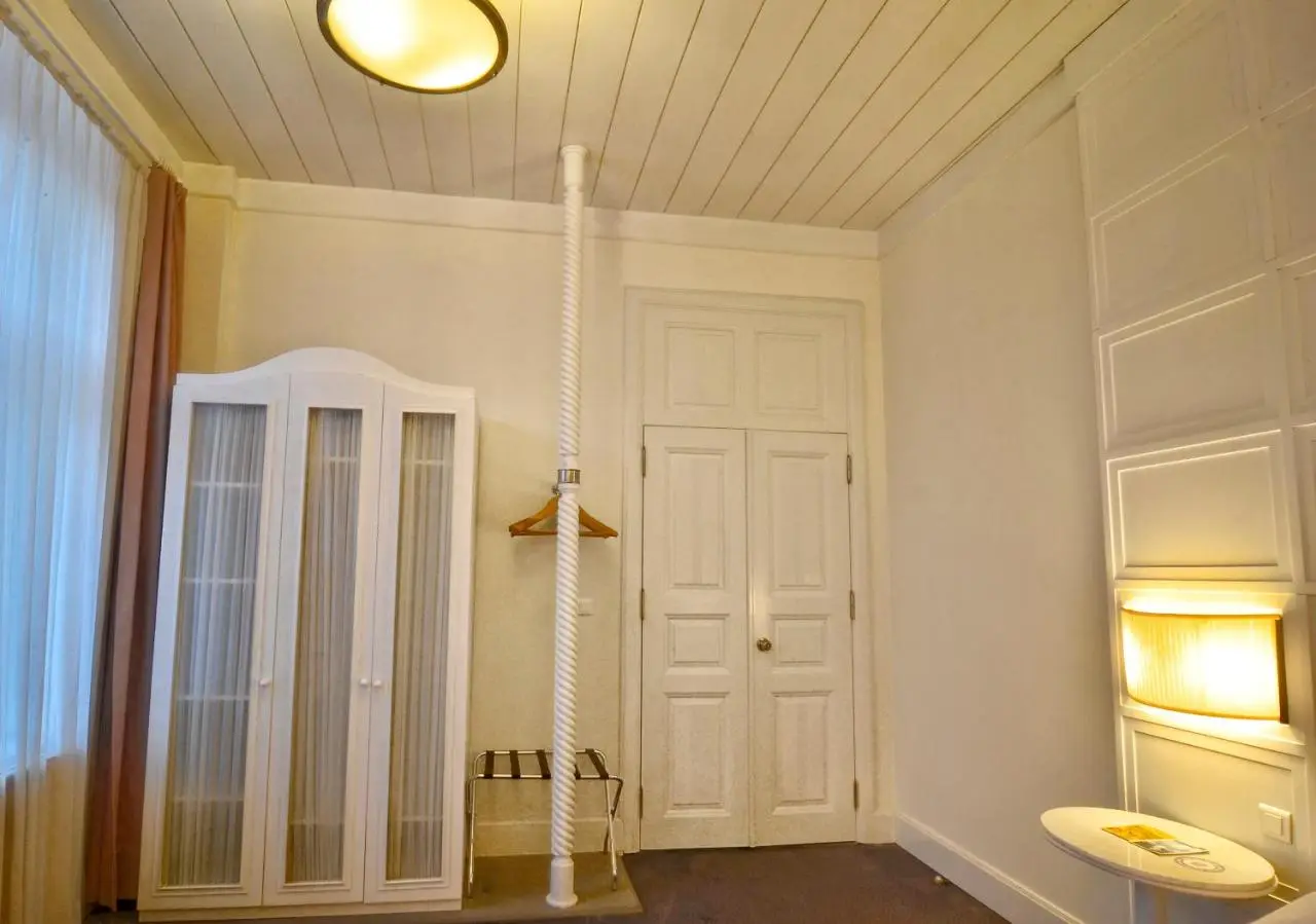 Kar's Hotel