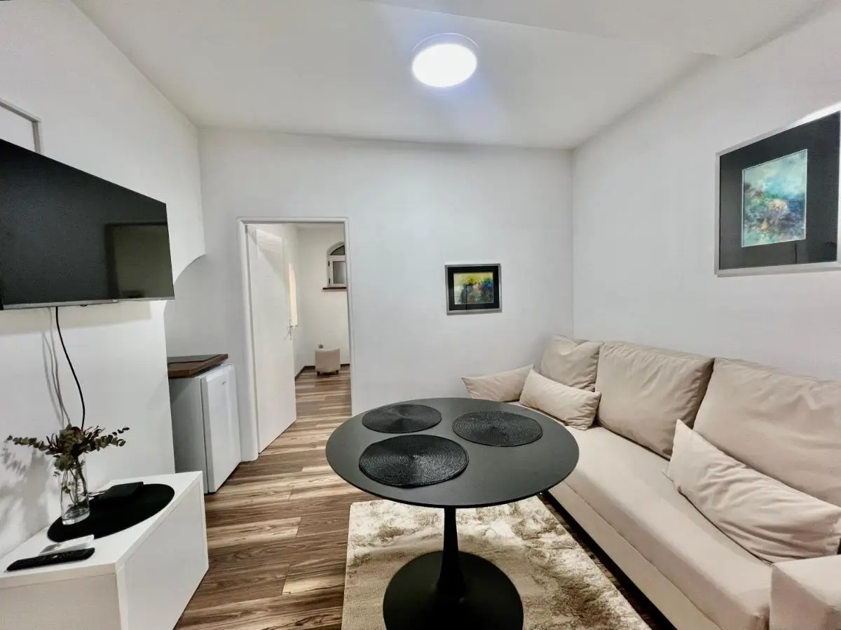 Modern Two-Bedroom Apartment with Garden & Parking