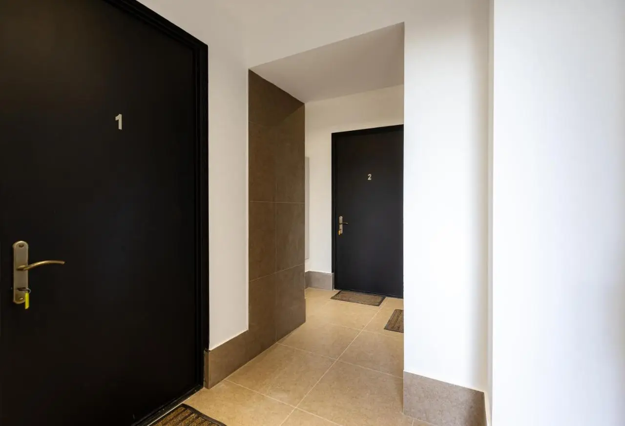 Apart Meidani - Stylish Old Town Apartment with Balcony & Synagogue View