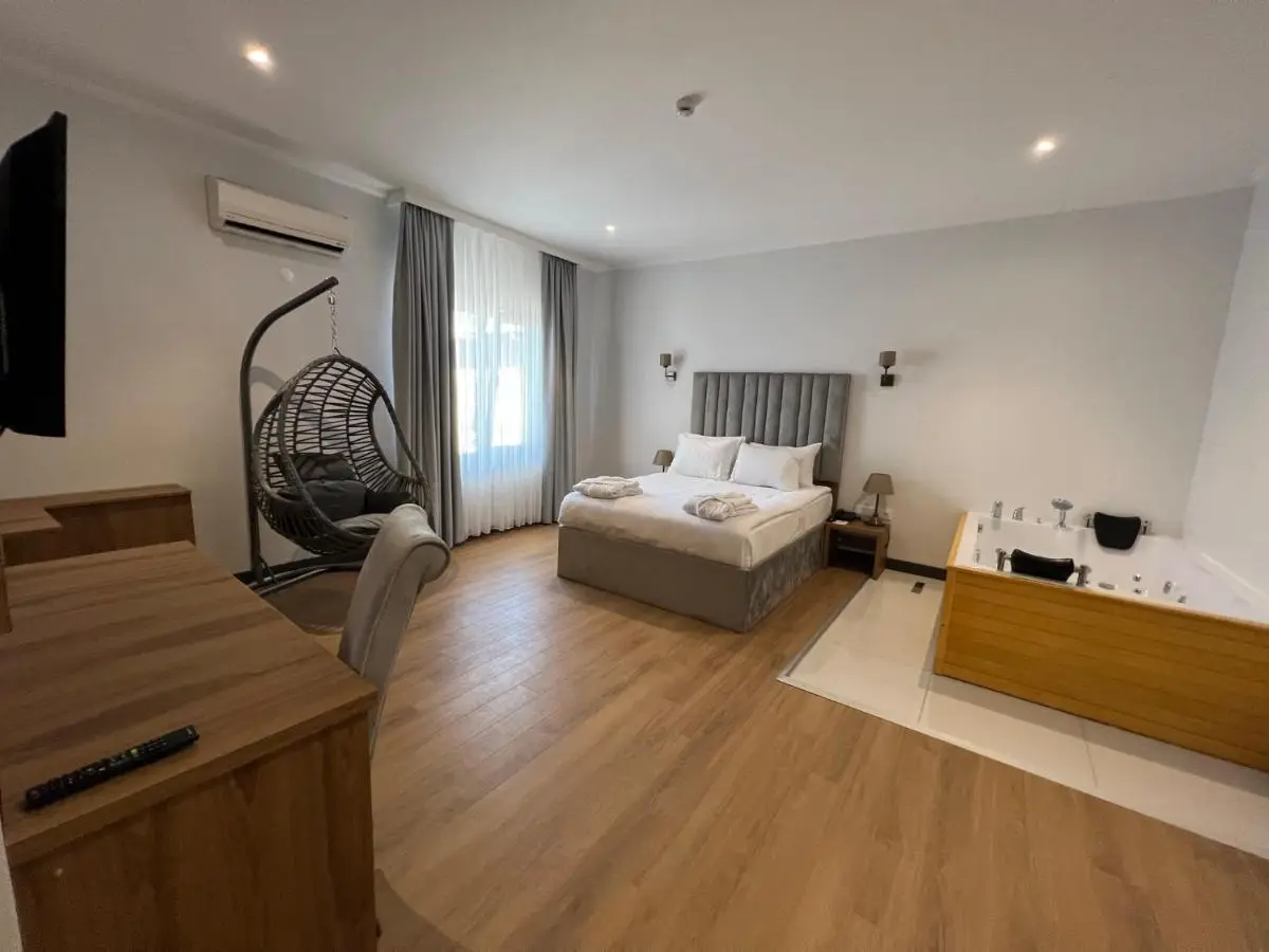 Lake Life Hotel