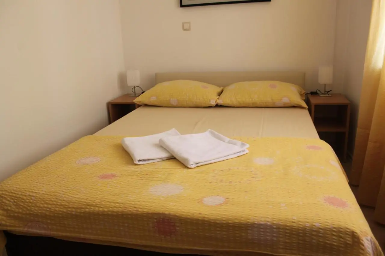 Apartments and rooms Lena