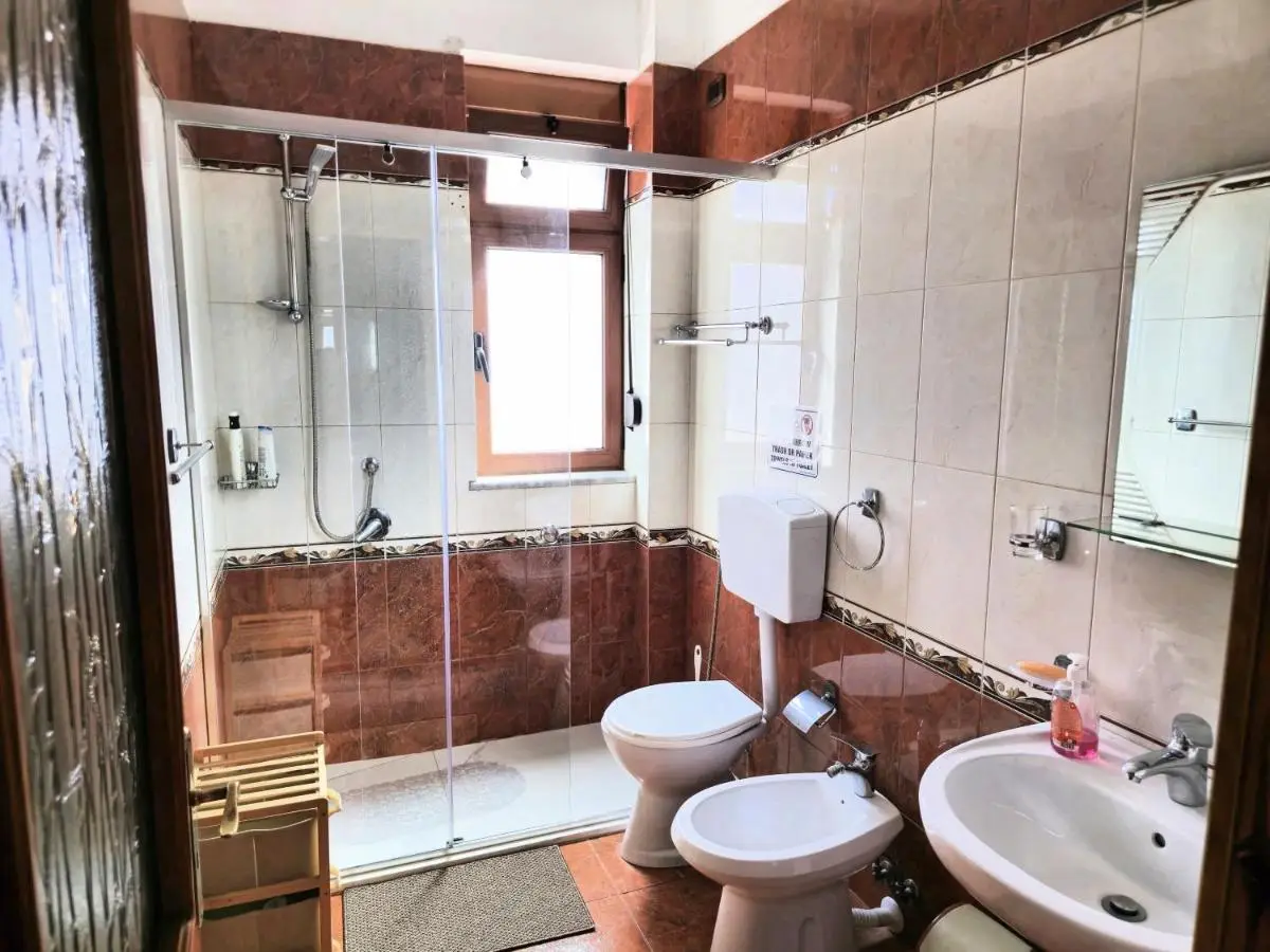 Cozy 2 Bedroom Apartment 10 Min walk to center