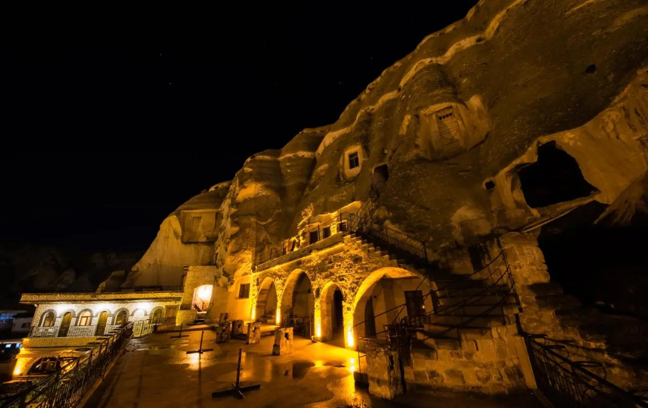 Elite Cave Suites