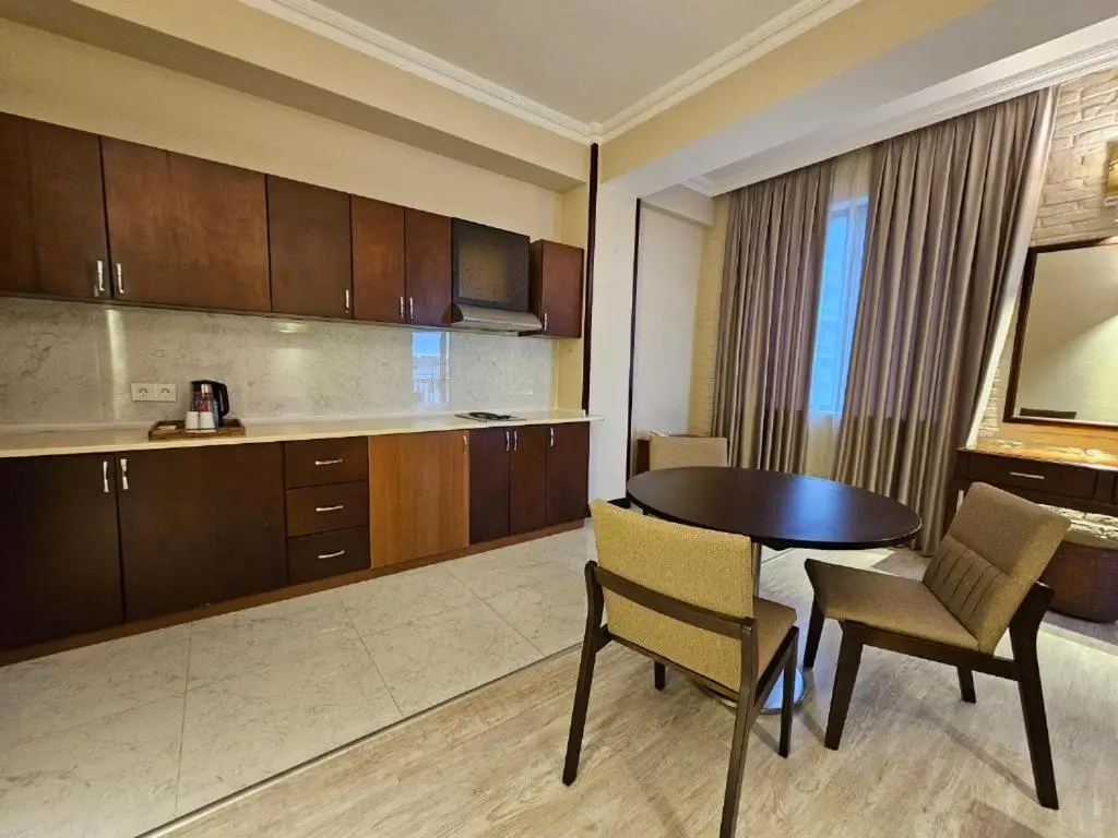 Crown Suites Hotel
