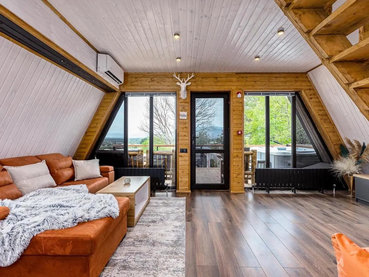 Luxury Cottages with Hot Tubes, Garden and BBQ