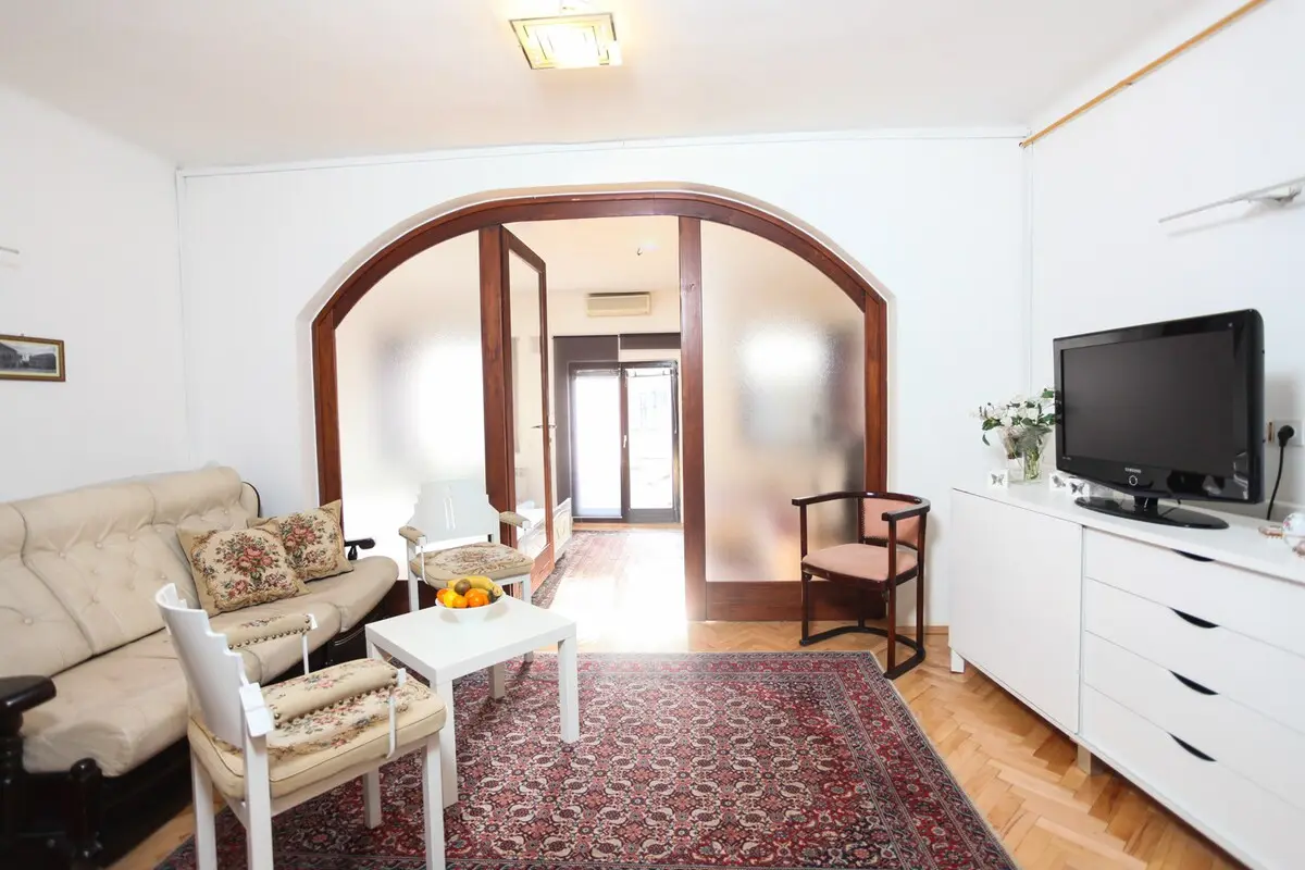 Teatar 4 - Big apartment with terace