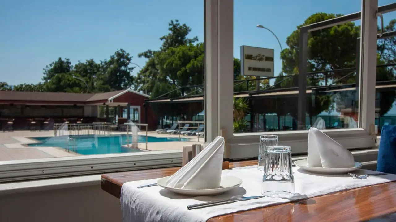 Lake Life Hotel