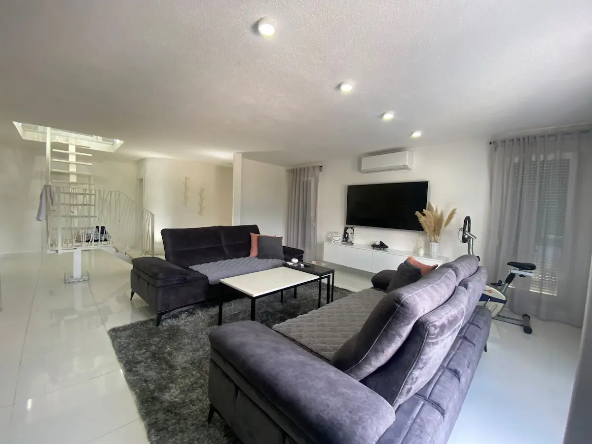 Villa La Familia, exclusive
