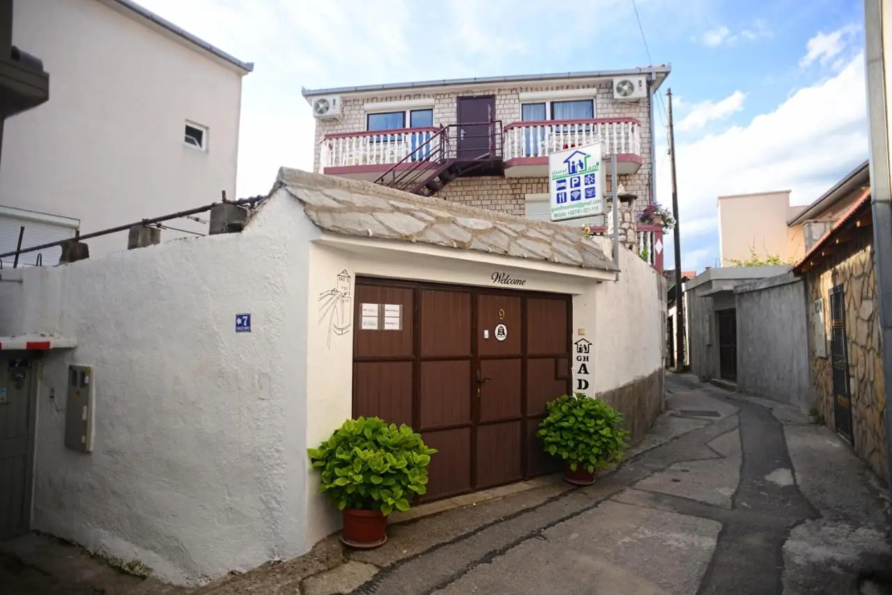 Hostel Adi