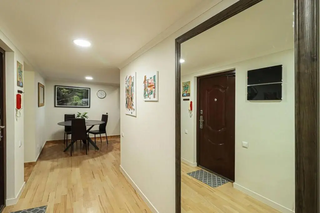 Cosy Central 2-BR Apartment-By Wehost