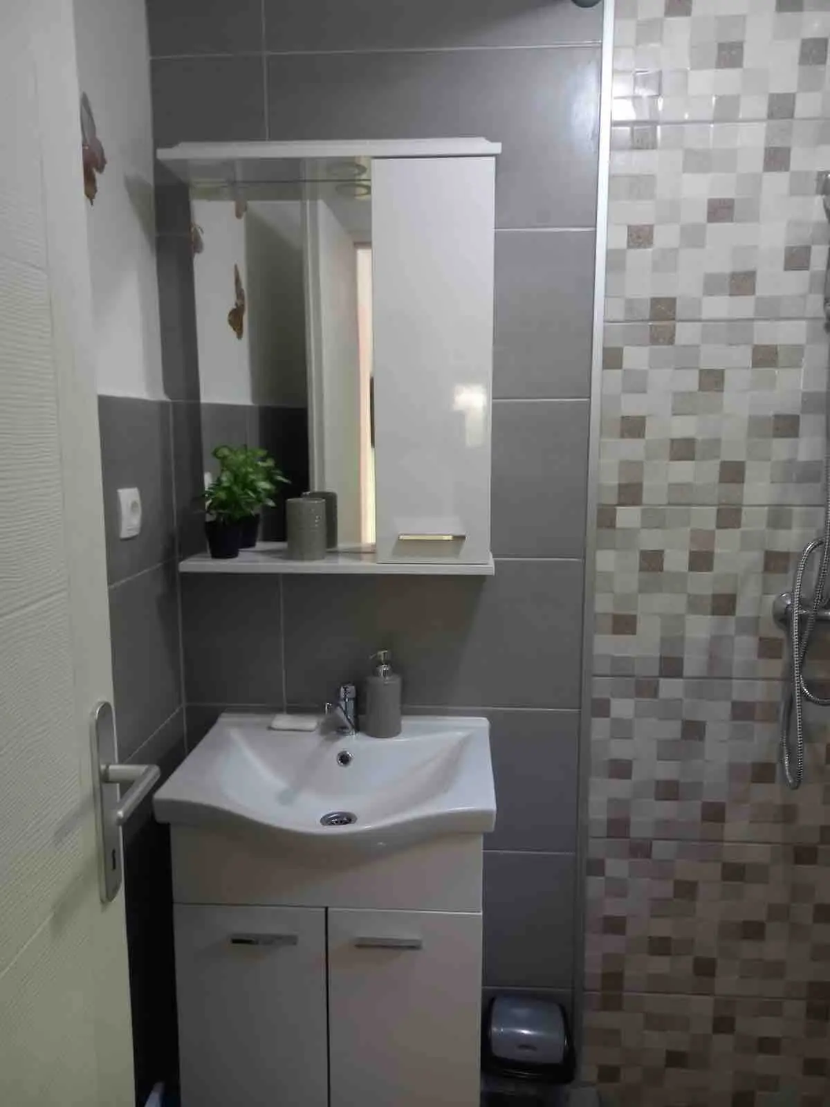 1-min to Bus /  House with Big Garden and BBQ