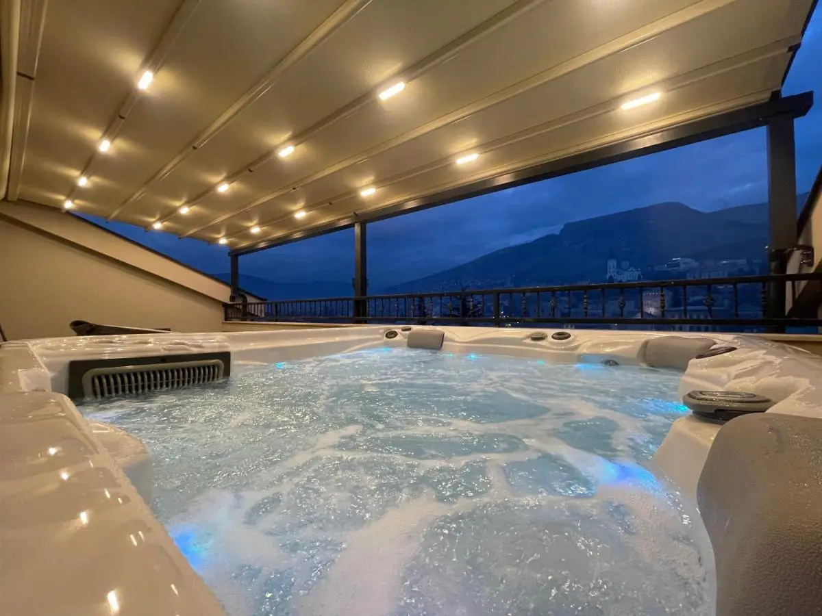 Penthouse with Old bridge view and jacuzzi