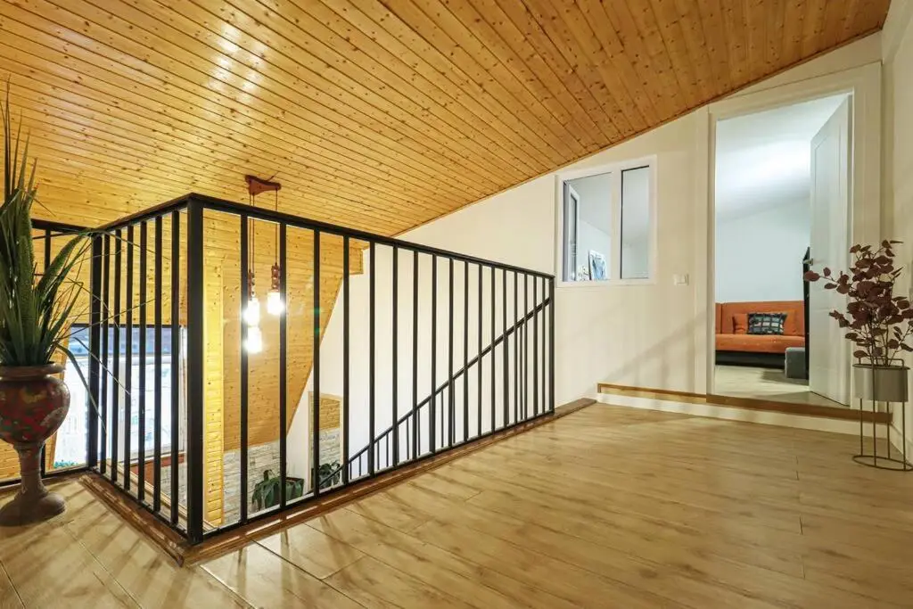 Cosy Central 2-BR Apartment-By Wehost