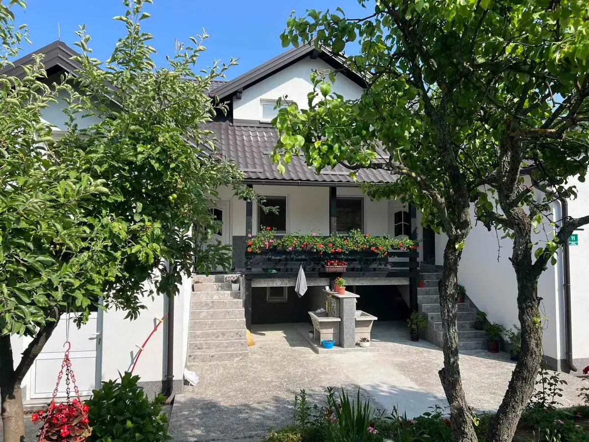 House with a large courtyard and parking, 3 air conditioners!