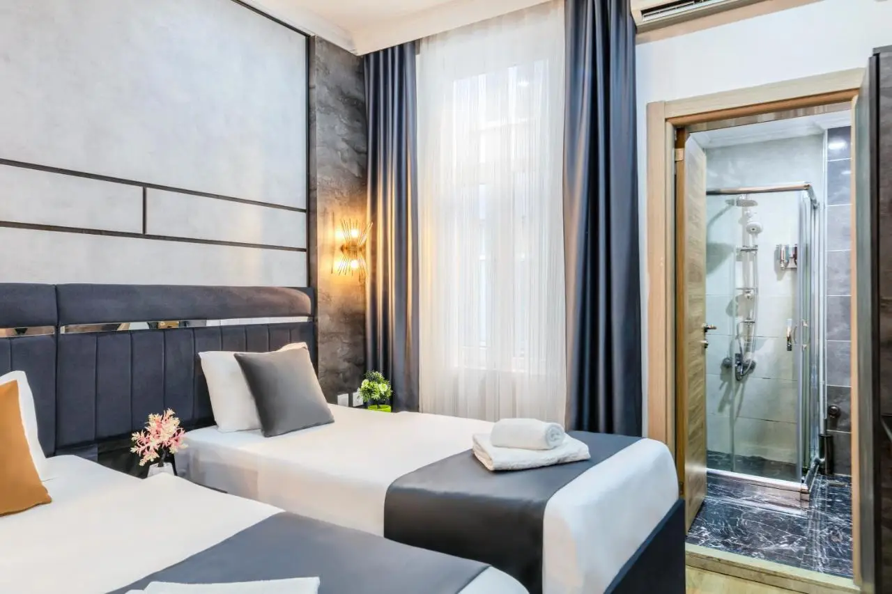La Pazza Suites