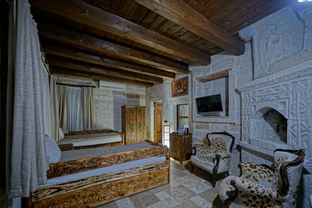 Holiday Cave Hotel