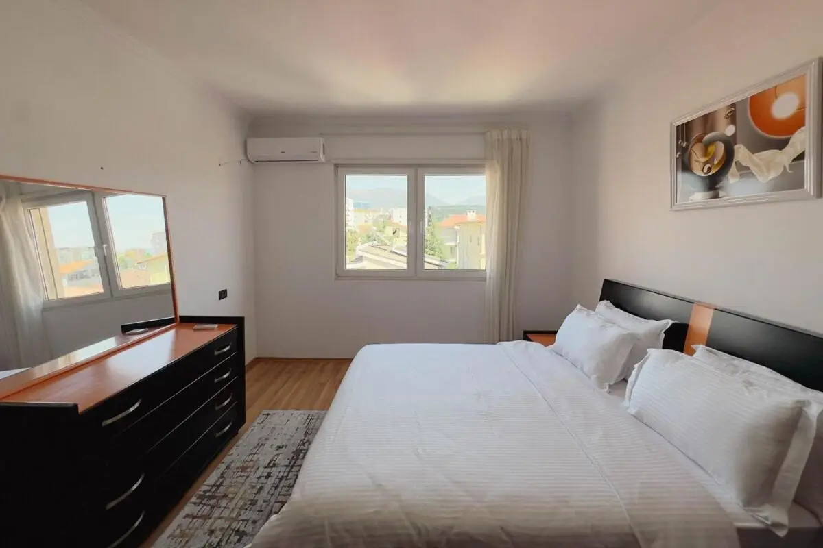 Whole Floor Apartment In Upscale Neighborhood