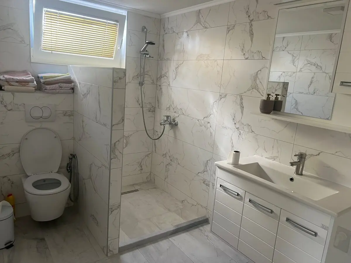 House with a large courtyard and parking, 3 air conditioners!