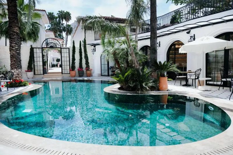 Elegance East Hotel