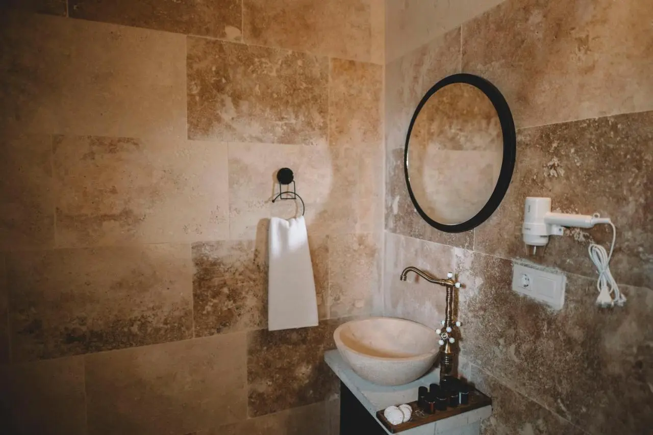DAPHNE CAVE HOTEL