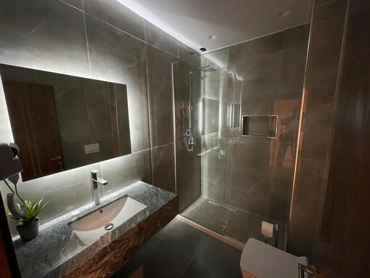 WHITE CROWN HOTEL