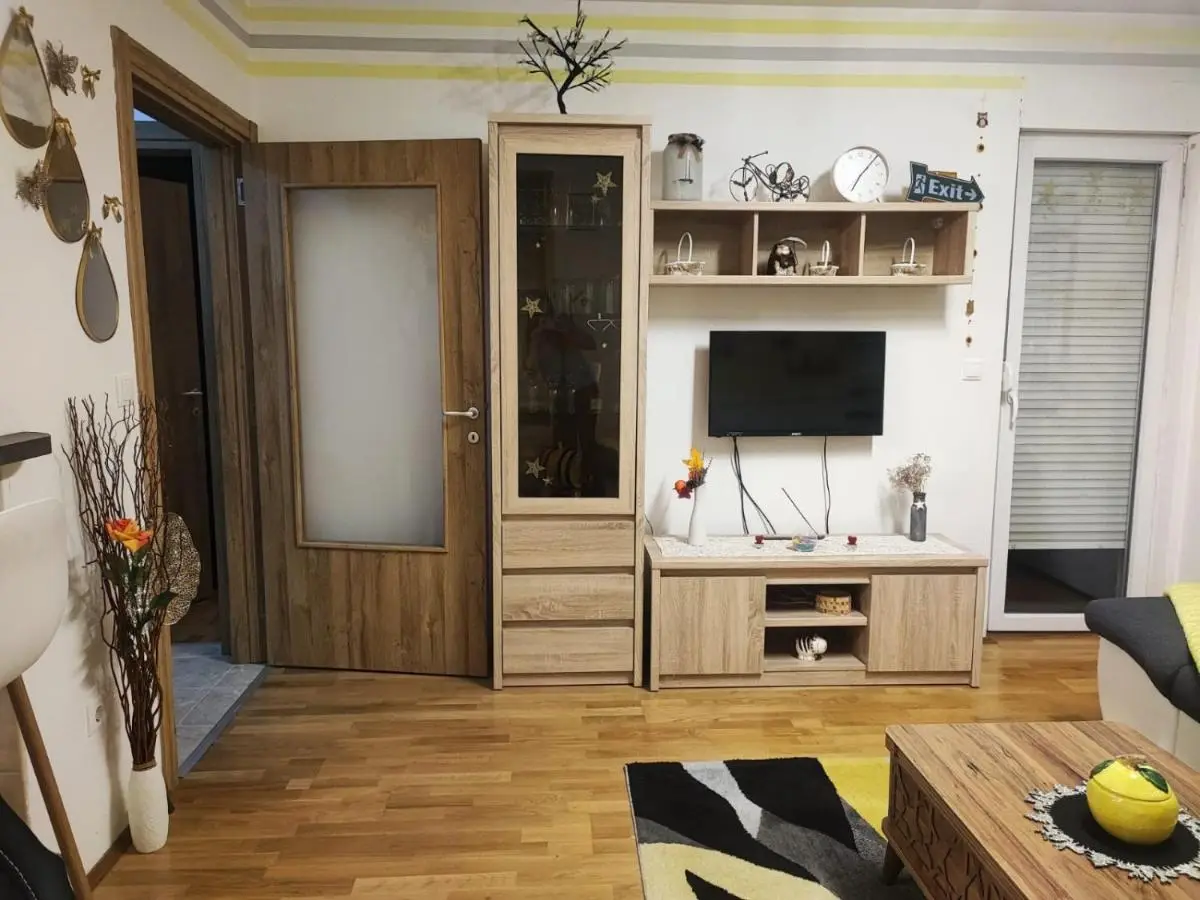 Yellow Corner Lux apartment, Lukavica, Istocno Sarajevo near Airport - free parking
