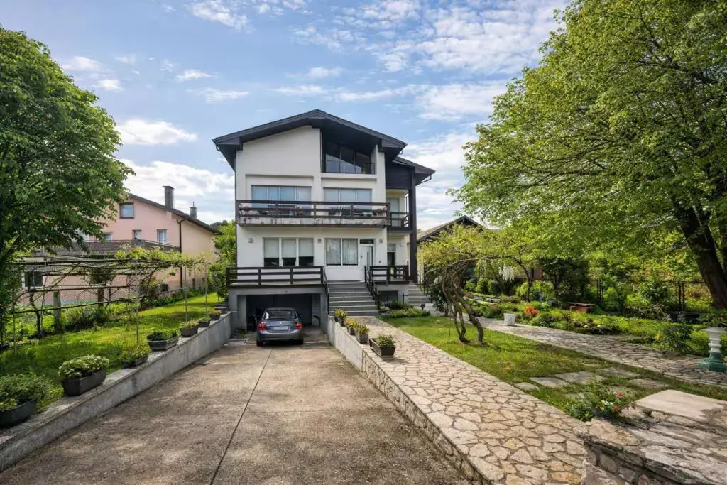 Apartment overlooking Una