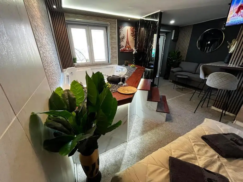 Royal Town- Luxury Jacuzzi Suite
