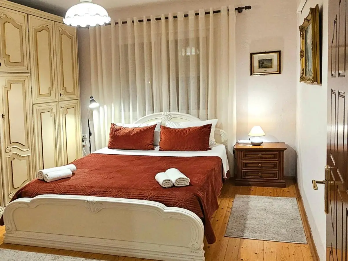 All Seasons Apartments - Free Parking & City Center