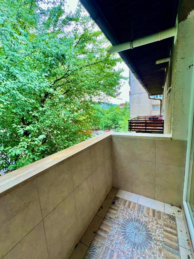Spacious Two-Bedroom Apartment with Free Parking