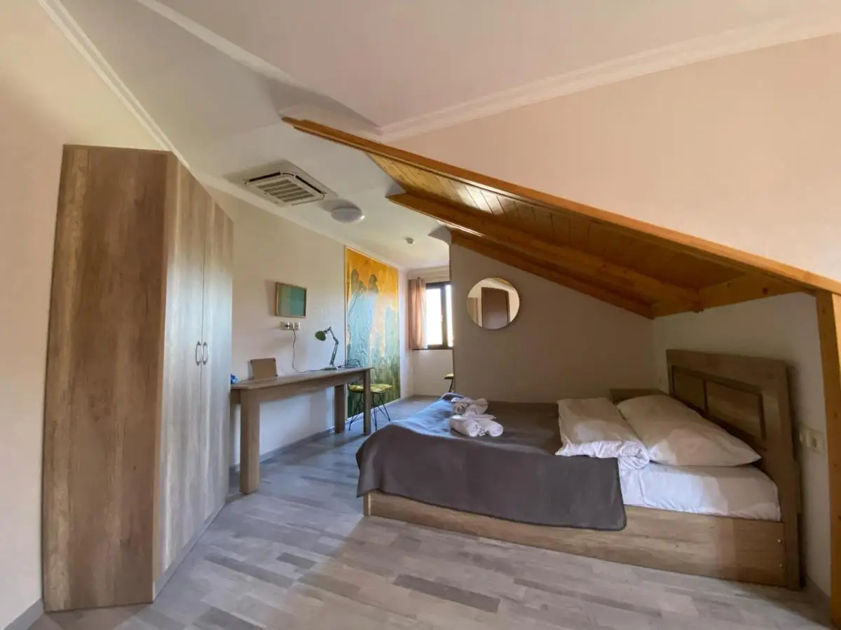 8 rooms