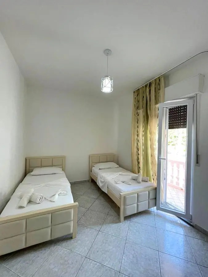 Villa Joli - Spacious Houses with Yard & Parking in Central Vlore