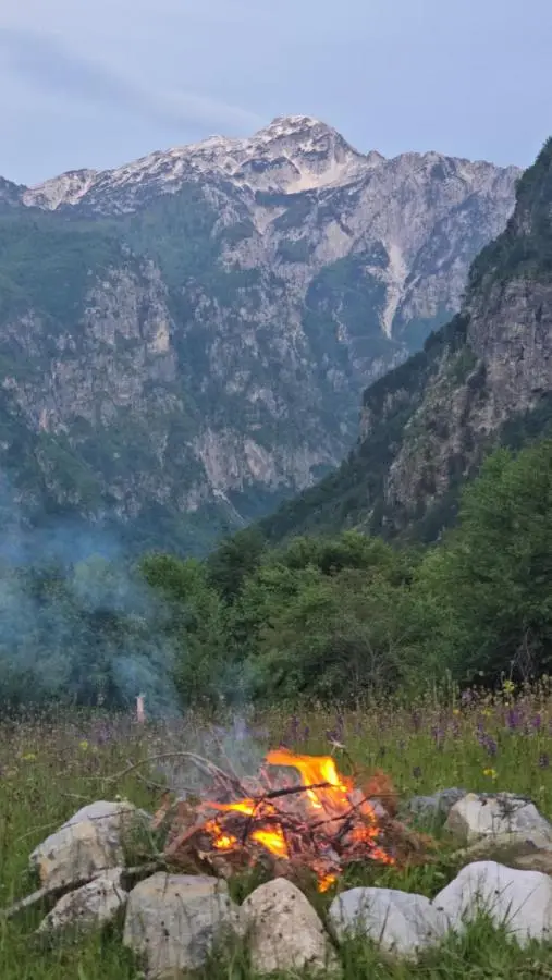 Thethi 360 grade - Camping & Rooms