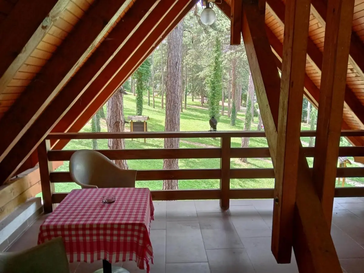 Prenoćište/Restoran Lovac