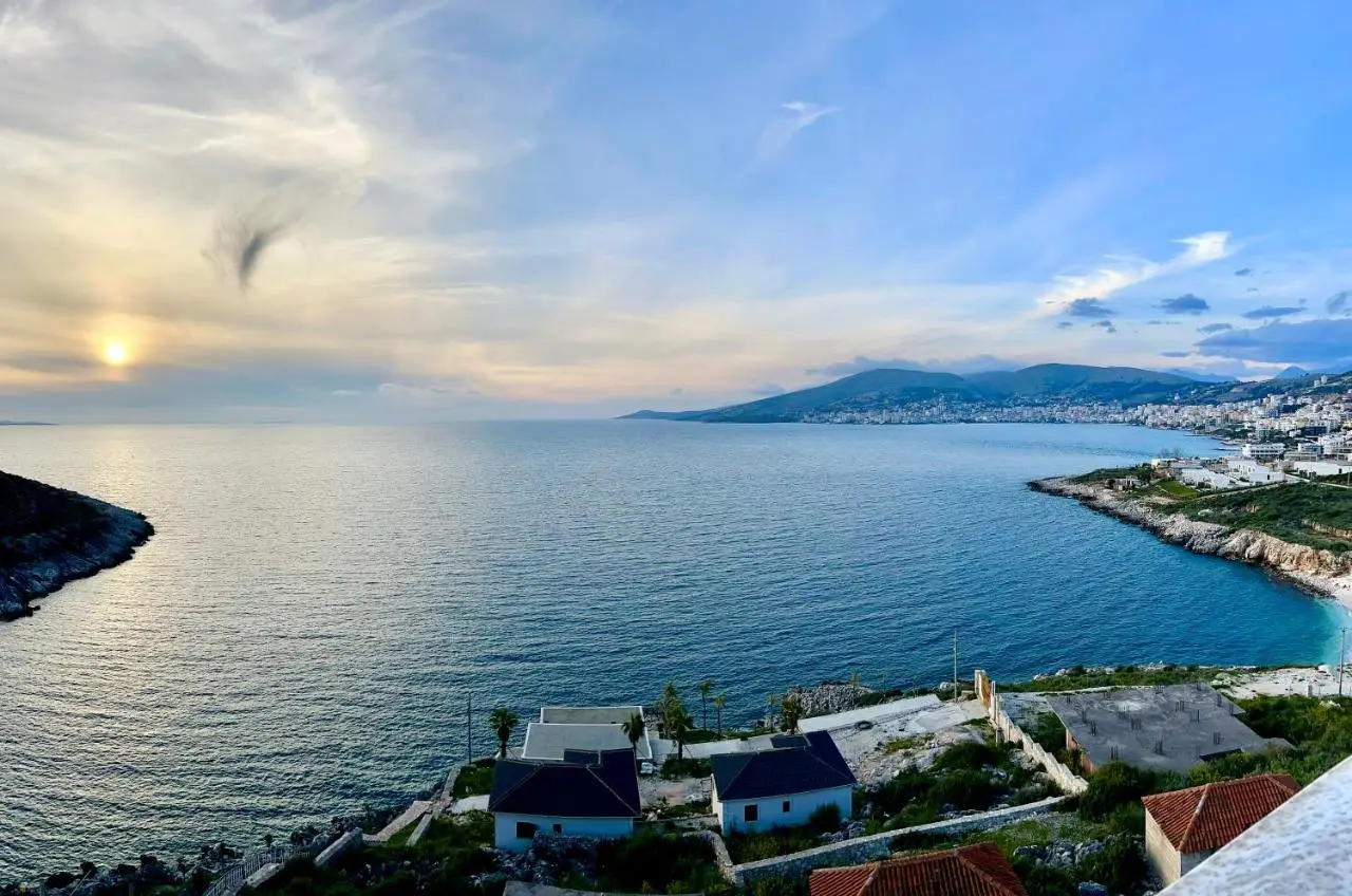 Redi's Seaview Apartments