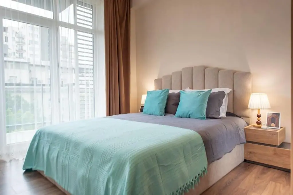 2-Bedroom Apartment with Spacious Balcony - Self Check-In - 5 Min to Metro