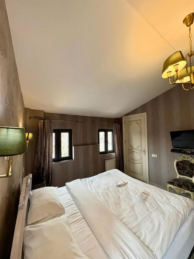 34 Silver Rooms