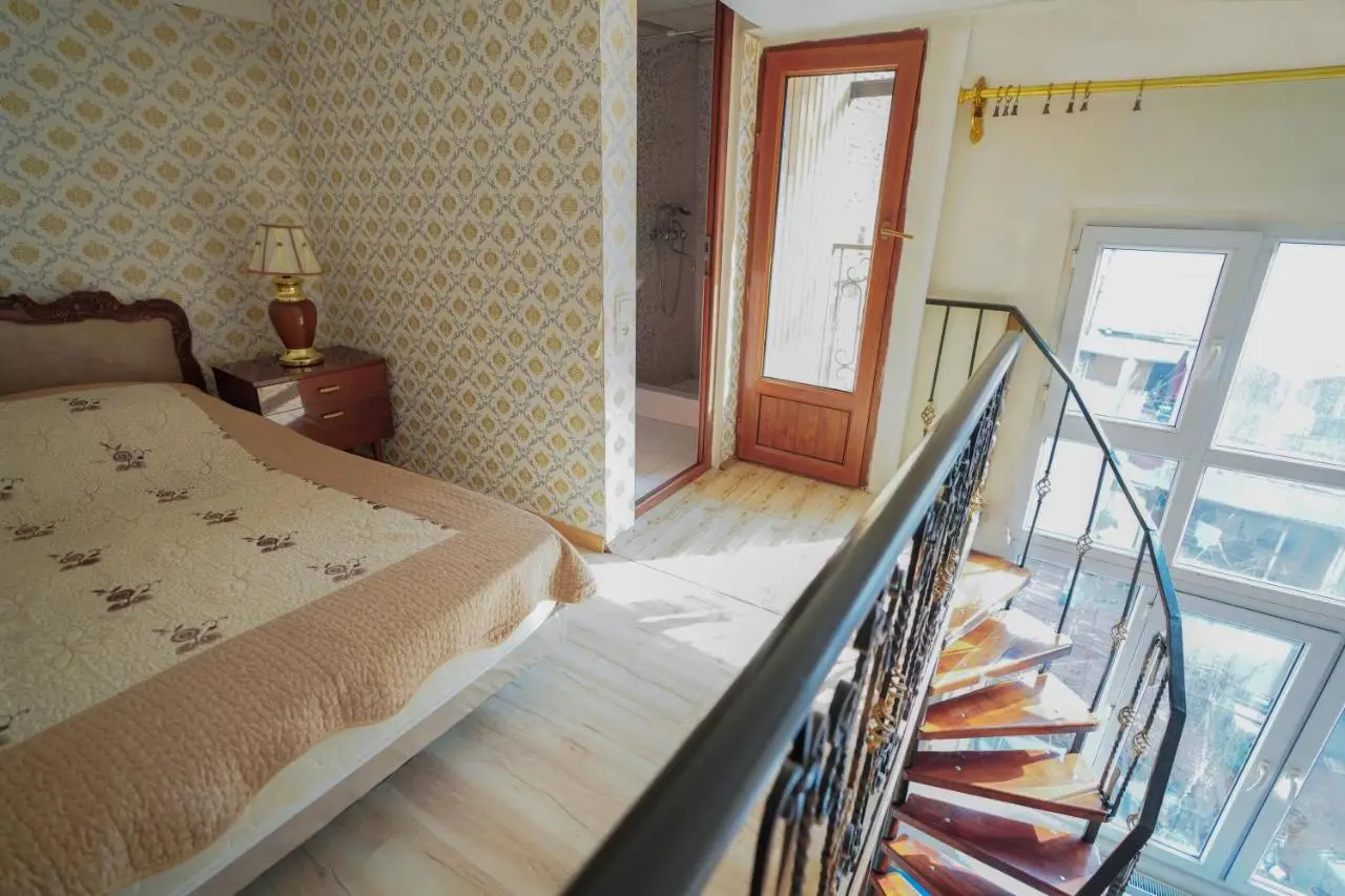 Leon Rooms