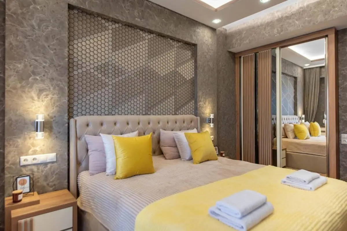 2-Bedroom Apartment with Spacious Park View Balcony - Parking - Vake, Tbilisi