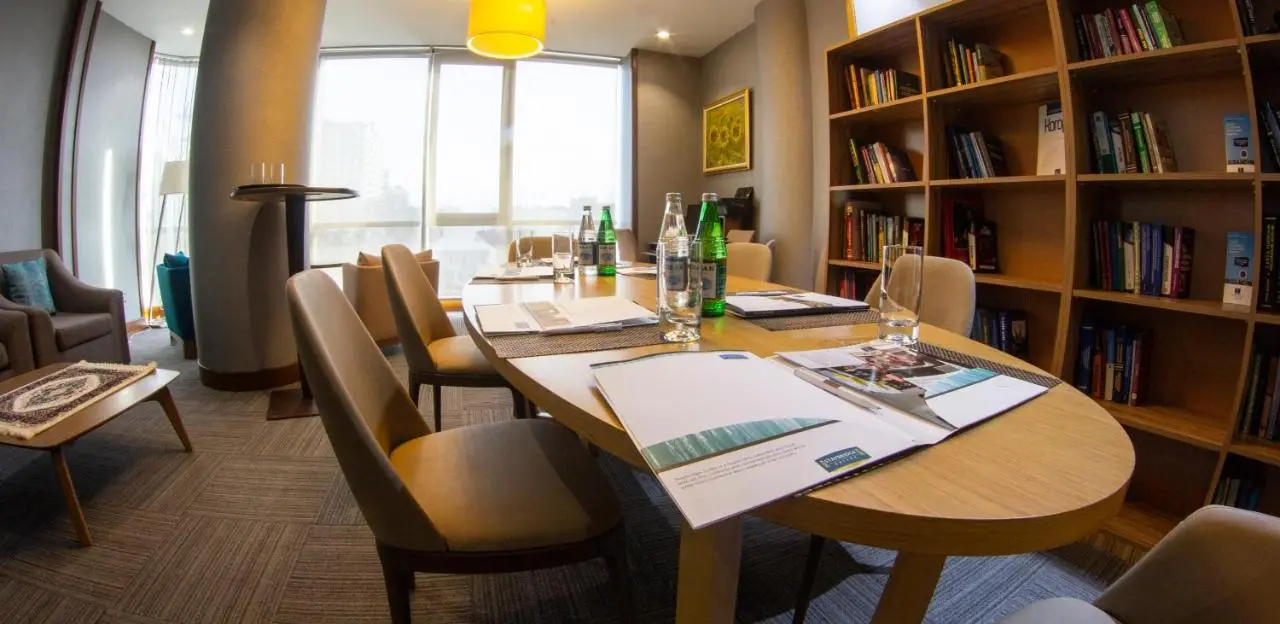 Parkside Hotel & Apartments