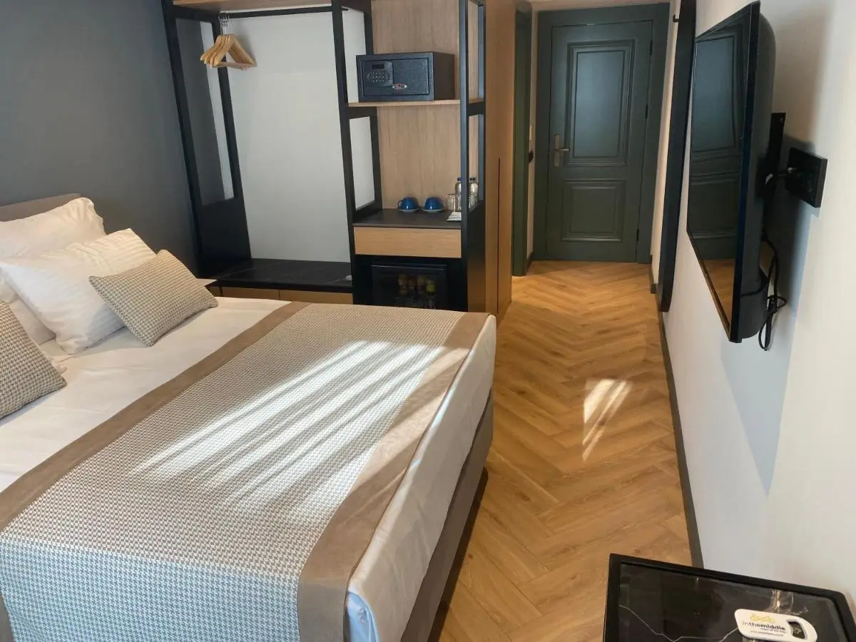 İn The Middle Hotel
