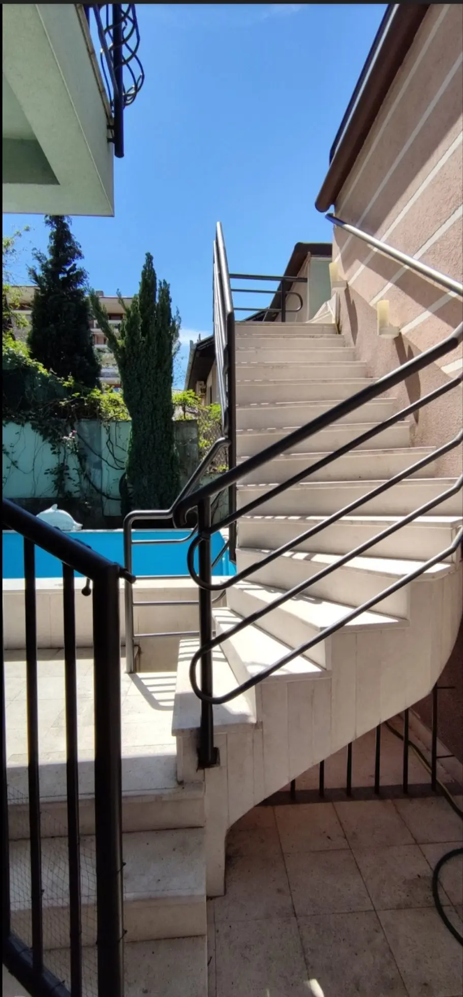 Apartment Apartment with pool, yard, parking.