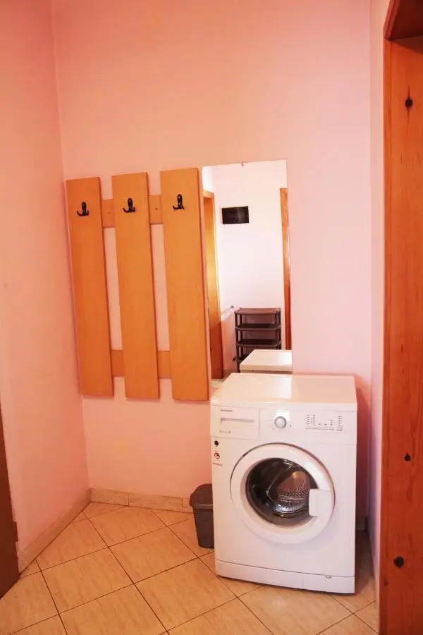 Cozy 2 Bedroom Apartment 10 Min walk to center