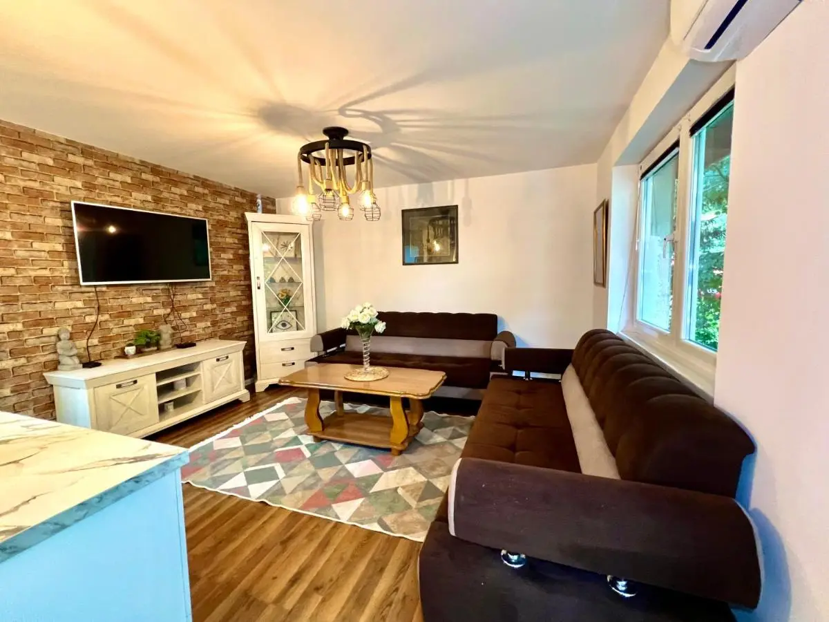 Spacious Two-Bedroom Apartment with Free Parking