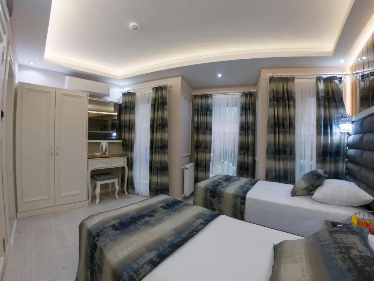 Crowned Hotel