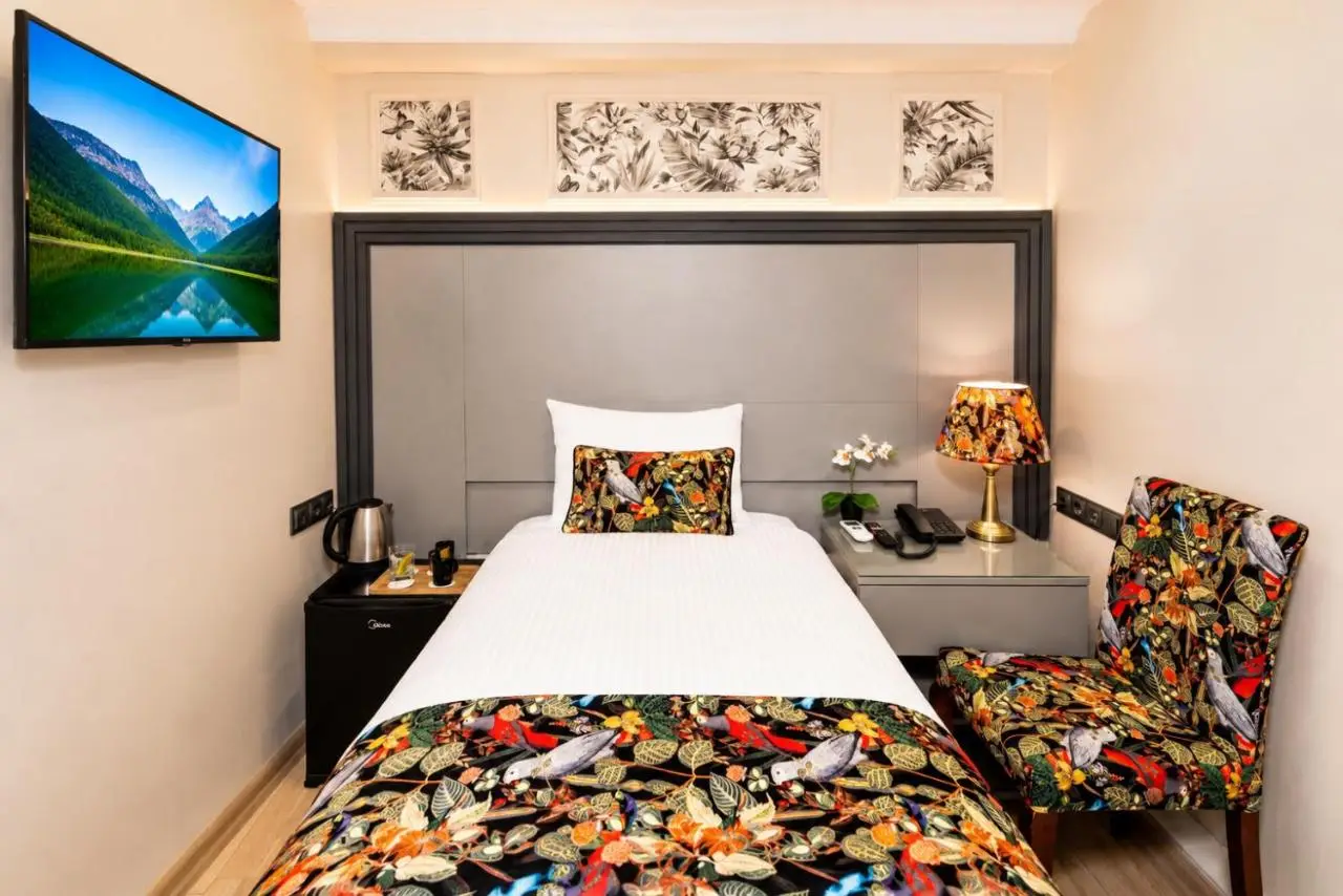 Bond Hotel