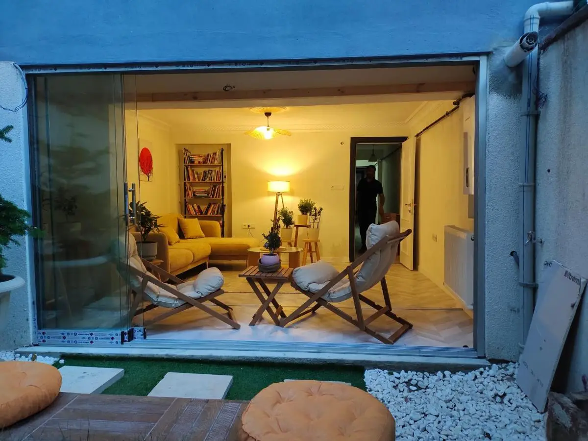 baesment 2BR apt with 2toilet and 2bath 8min to metro #1
