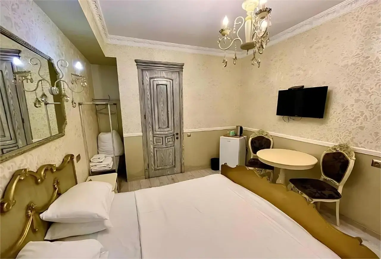 34 Silver Rooms
