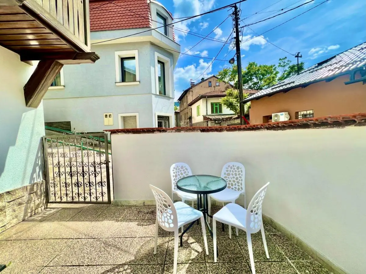 Modern Two-Bedroom Apartment with Garden & Parking