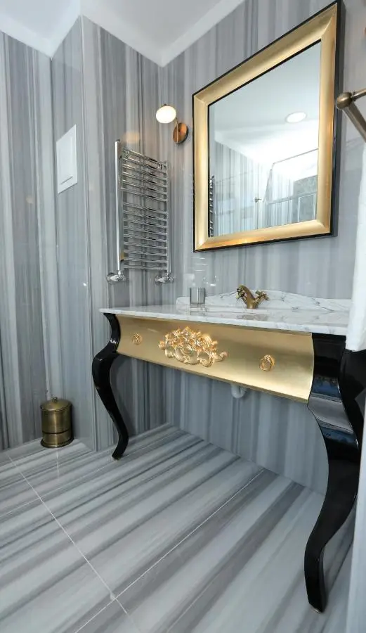 Art Nouveau Pera